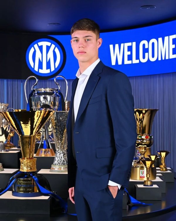 记者：奥林、萨索洛、赫罗纳和费耶诺德格外国米后卫帕拉西奥斯