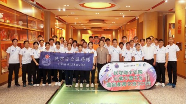 中国香港特区政府民安队少年团到山东泰山足球俱乐部参不雅调换