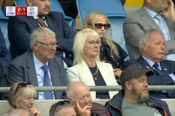 镜报：现场因循女儿达伦-弗格森，弗格森现身英甲比赛看台