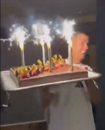 暖心！利雅得得手全队为厨师庆祝诞辰，C罗亲身奉上蛋糕