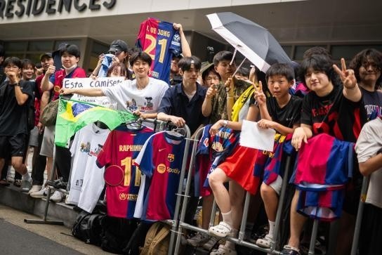 世体：大邱球迷强烈管待巴萨，约百东说念主在旅馆外守候