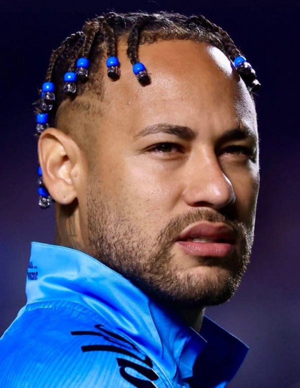 新造型新步地！内马尔新发型：蓝色球衣蓝色辫发，迎久违梅开二度