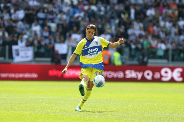 记者：尤文22岁中场米雷蒂承诺加盟那不勒斯，俱乐部尚未实现合同