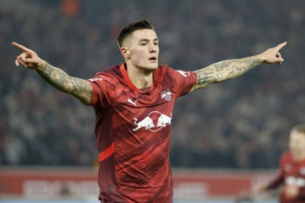 记者：莱比锡预计将接受纽卡总价9000万欧报价 塞斯科转会在即