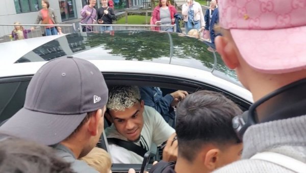 新援受追捧！记者：迪亚斯在检会示寂后特意花工夫为球迷签名