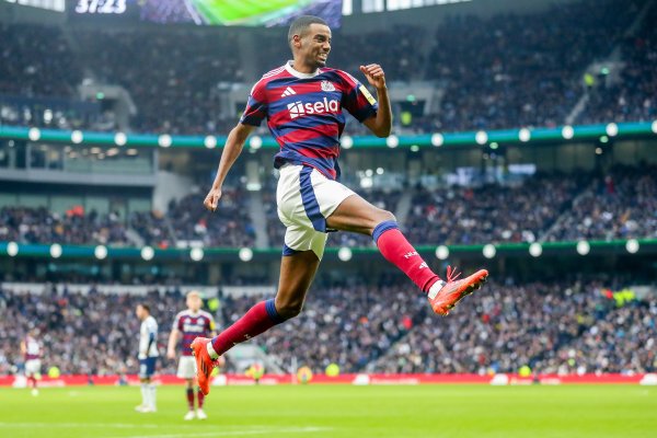 记者：曼联摒除签伊萨克、塞斯科和杰克逊可能性，没钱再签新时尚