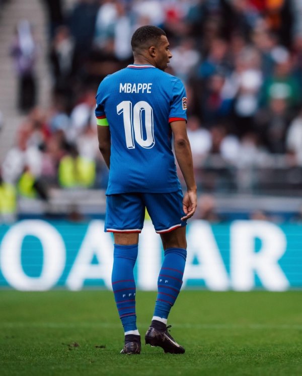 法国队官方社媒晒姆巴佩各时辰10号球衣相片：10号圆善符合他！