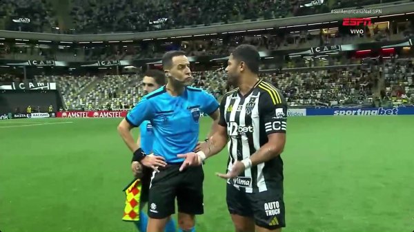 给整懵了😯！胡尔克笑着和裁判交流，主裁短暂给了他一张黄牌