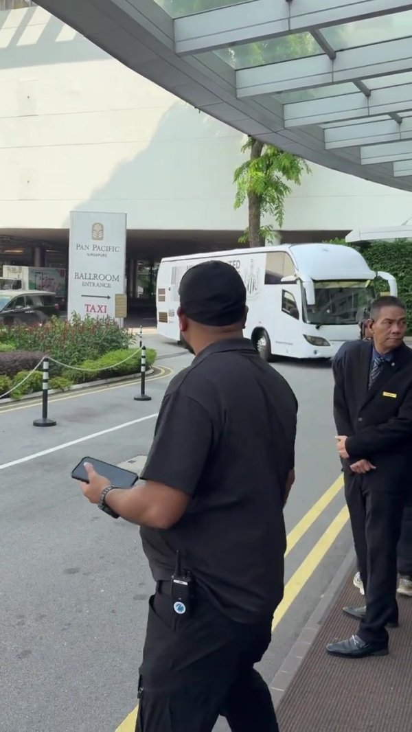 真要离队？纽卡抵达新加坡备战新赛季，伊萨克不在其中