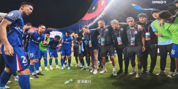 申花点球大战前围成一圈，斯卢茨基喊话：点球执意就行！