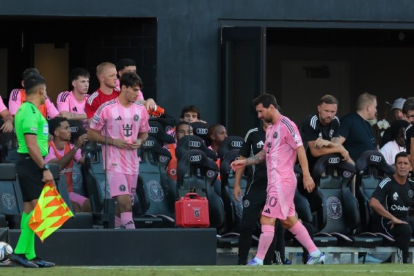 记者：迈阿密海外证明梅西右腿肌肉轻度毁伤，至少将缺阵3周