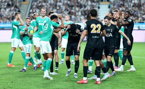 纽卡球员为孙兴慜排队！埃迪豪：事前没接续过，皆是球员们自觉的