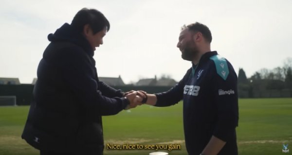 向上26年的相遇！范志毅在水晶宫检会场，见到昔日与他合影的球童