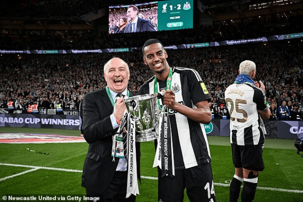 多家英超球队质问牙东谈主;有球员为离队坐直升机通勤表念念家