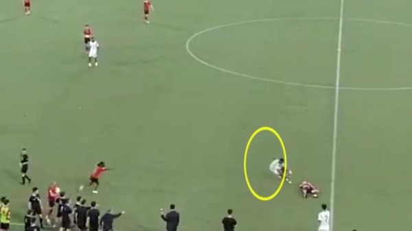 👍石家庄外助第一时代发现苏州球员昏倒，高声呼救并奔突去施救