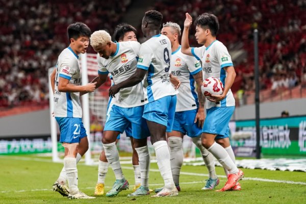 青岛西海岸结合五场不败，追平他们在中超单赛季结合不败场次记载