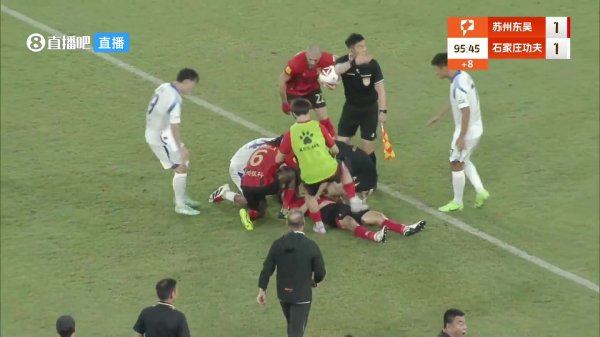 愿无碍！中甲突发球员晕厥，救护车遑急进场，大夫现场心肺复苏！