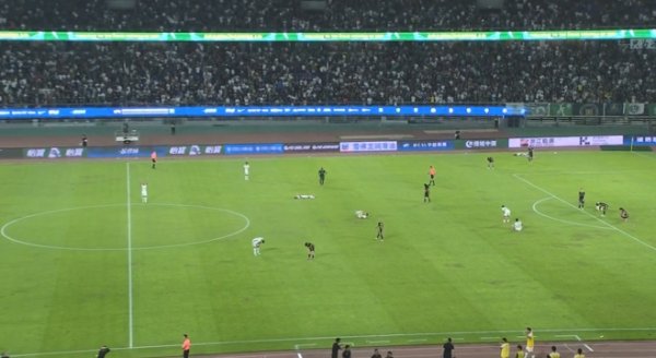 太累了！国安4-3十人浙江，14分钟补时结束后国安球员们瘫倒在地
