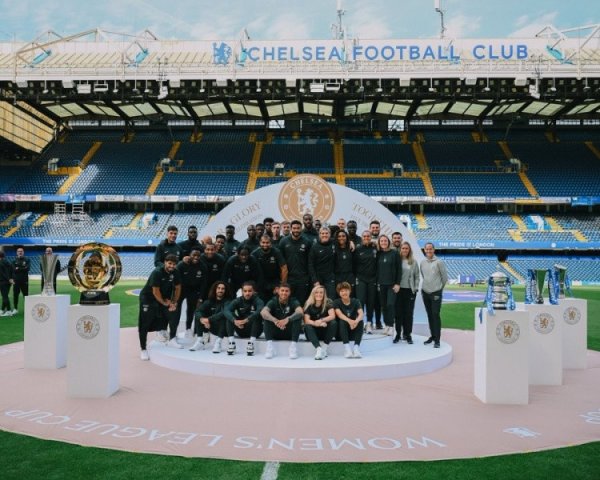 太阳报: 切尔西奖杯展示看成球迷来得未几 埃斯特旺得到强烈同意