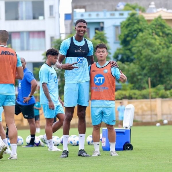 降维打击！2米06天下最高中锋哈德林加盟越南联 首秀替补梅开二度