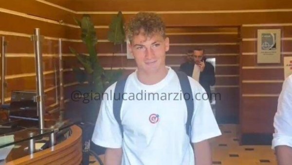 S-埃斯波西托领受卡利亚里的体检：很闲逸来到这里，加油卡利亚里