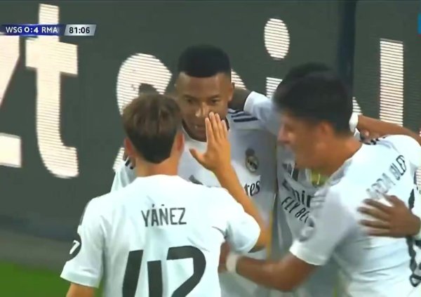 别走！姆巴佩助攻罗德里戈破门后，庆祝时将其抱起