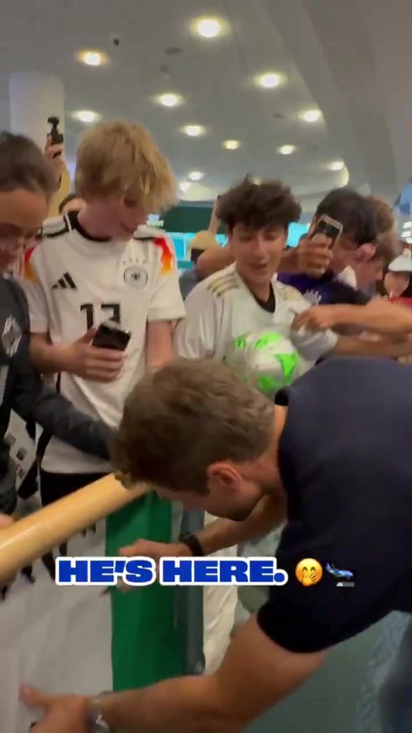 温哥华球迷利弊接待穆勒，印第安部落酋长以传统庆典接待他的到来