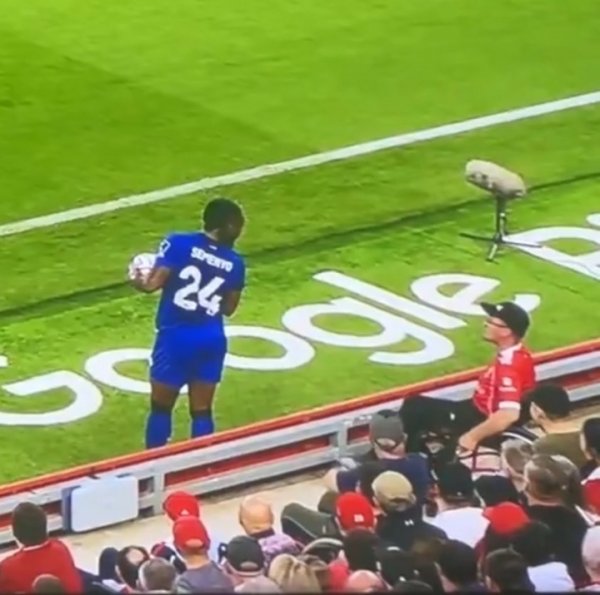 坐轮椅场边辱骂塞梅尼奥！默郡警方：该47岁须眉现已被逮捕