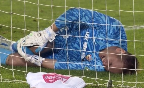 超人！吴亚轲单场扑点+神扑+关键扑救导致受伤，被担架抬出场外