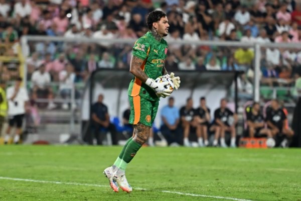 记者：埃德森再次通过牙东说念主冷落离队，他不思成为球队的三门