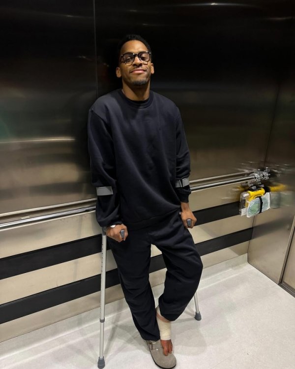 廷伯：养伤时分我各人旅行游遍泰西亚，直到俱乐部说“太多了”