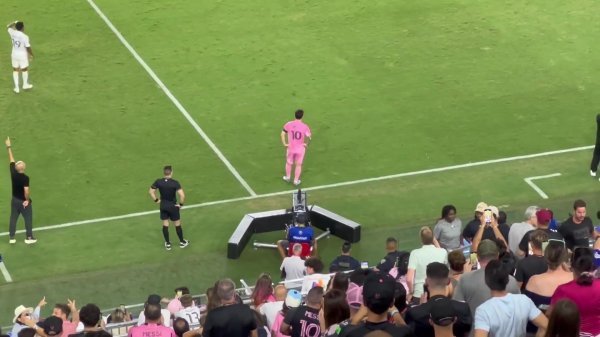 很急😂终场前梅西就在球员通谈口恭候多时，主裁哨响径直秒离场