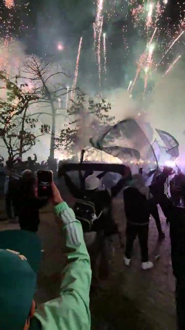 狂热氛围！哥伦比亚球迷在巴西挥舞旗子、燃放烟花为俱乐部捧场