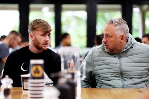 记者：狼队体育总监霍布斯接近加盟水晶宫，他希望签下黄喜灿