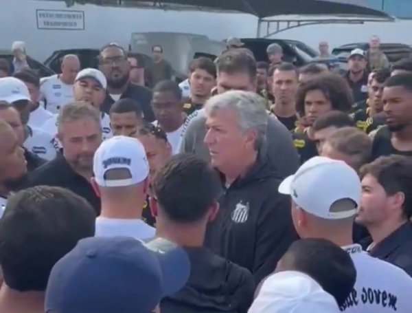 球迷闯入侦察场对话内马尔：你是队内明星，你齐哭了其他东说念主如何办