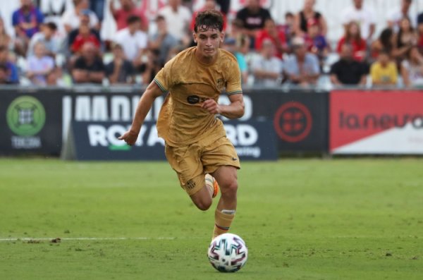 每体：卡萨多面对去留抉择，巴萨愿听取报价但不会将就球员离队