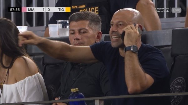 马斯切拉诺被罚上看台&电话谀媚，因质疑补时&对主裁说了机敏的话