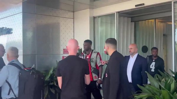 锋霸到来！记者晒博尼法斯飞抵米兰城视频，行将接管米兰的体检