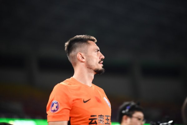 踢东谈主染红！官方：玉昆球员布尔克实施暴力步履 停赛3场+罚金1.5万