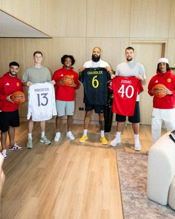 姆贝莫4XL! NBA球星造访曼联覆按基地, B费约罗皆尔克泽见谅迎接