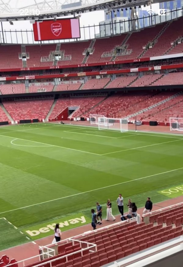 坐等官宣！27岁埃泽被拍到出当今酋长球场，超6000万镑实力新援