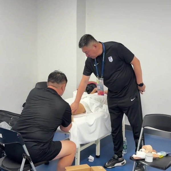 朱鹏宇上轮对阵津门虎时受伤，总司理陈东第一时辰探望