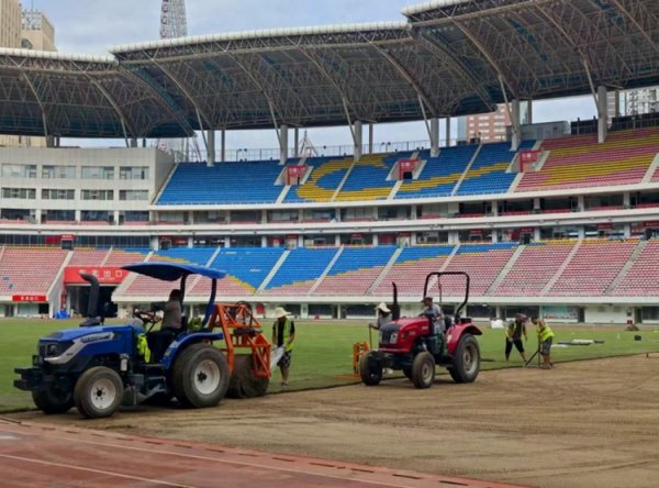 湘媒：湖南省足球联赛长沙主场贺龙体育馆新草坪行将完成铺设