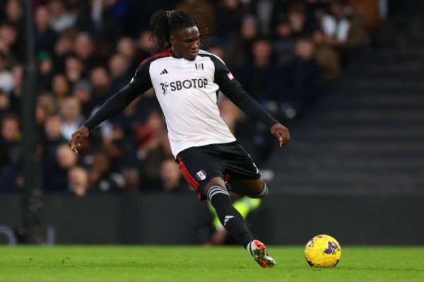 富勒姆后卫：曼联进球前约罗从背后推了我，这应该是个显然的犯规