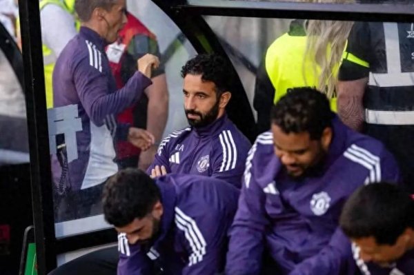 曼联不敌第四级别球队, 一场载入汗青的溃逃, 和一位心死的栽种