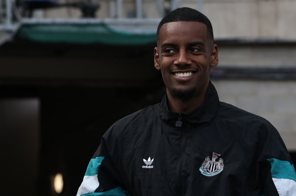 博主：伊萨克已到达利物浦考试中心，运行拍摄官宣前的宣传物料