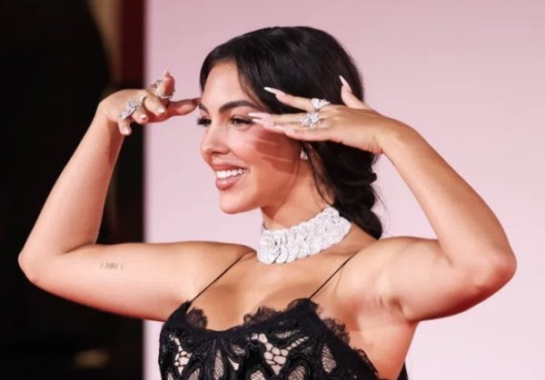 乔治娜亮相威尼斯电影节，晒与C罗的订婚限度