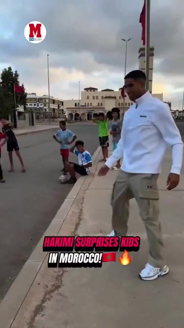 纯粹✨阿什拉夫在摩洛哥街头与小朋友踢球，并为他们签名