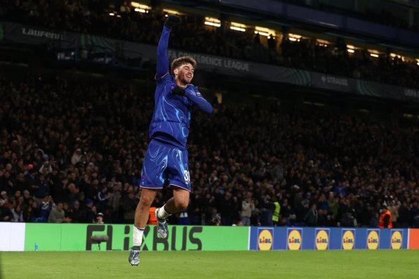 记者：在桑德兰同意取消租借后，吉乌已经回归切尔西