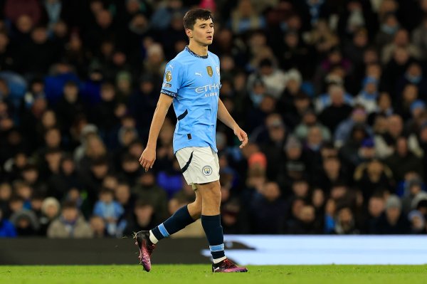 曼晚：胡桑诺夫预计伤缺两周，需与时间赛跑争取赶上曼市德比